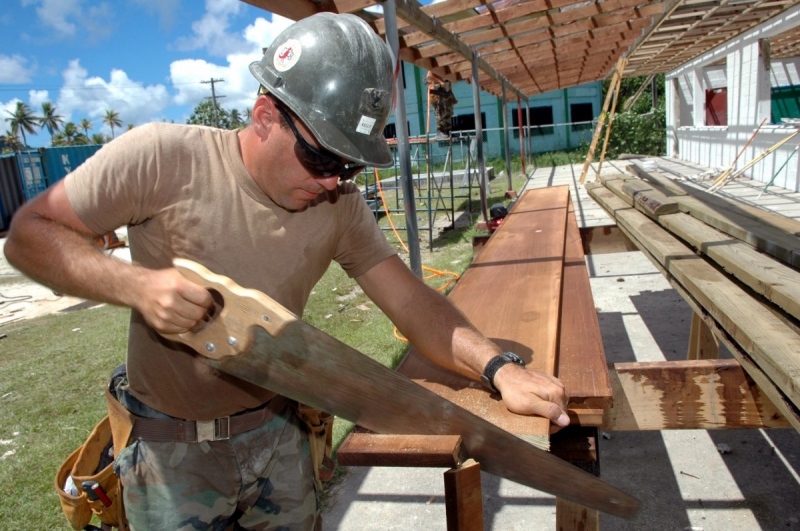 menuisier-LE TIGNET-min_worker_construction_building_carpenter_male_job_build_helmet-893290